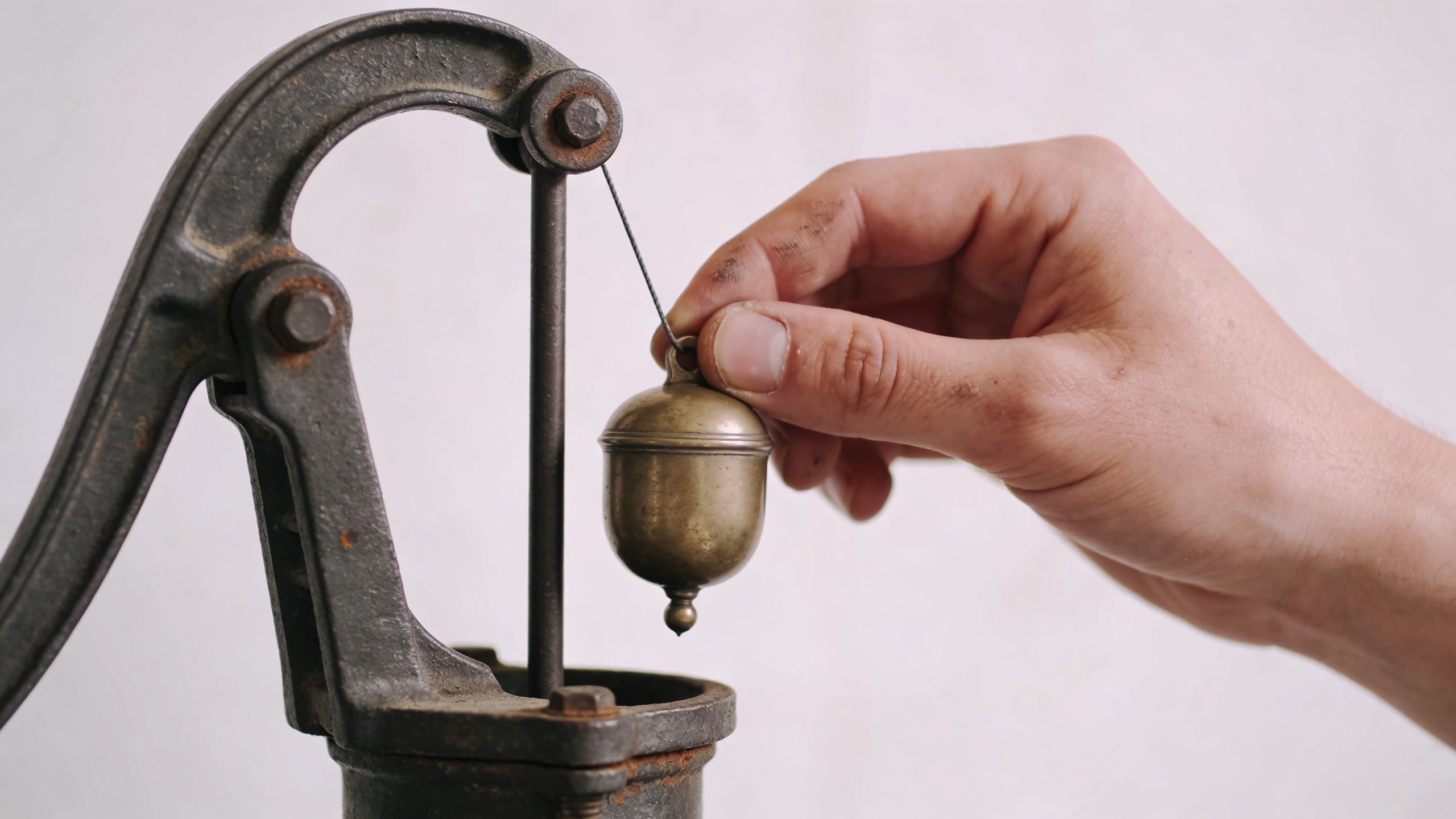 Main qui ajuste le flotteur metallique dans chasse d eau ancienne