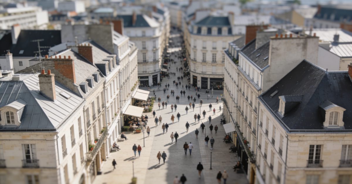 Vue aerienne de Nantes avec foule marchant en centre ville