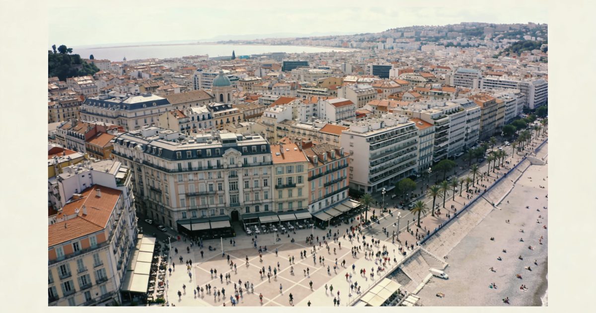 Vue aerienne de Nice avec immeubles et foule